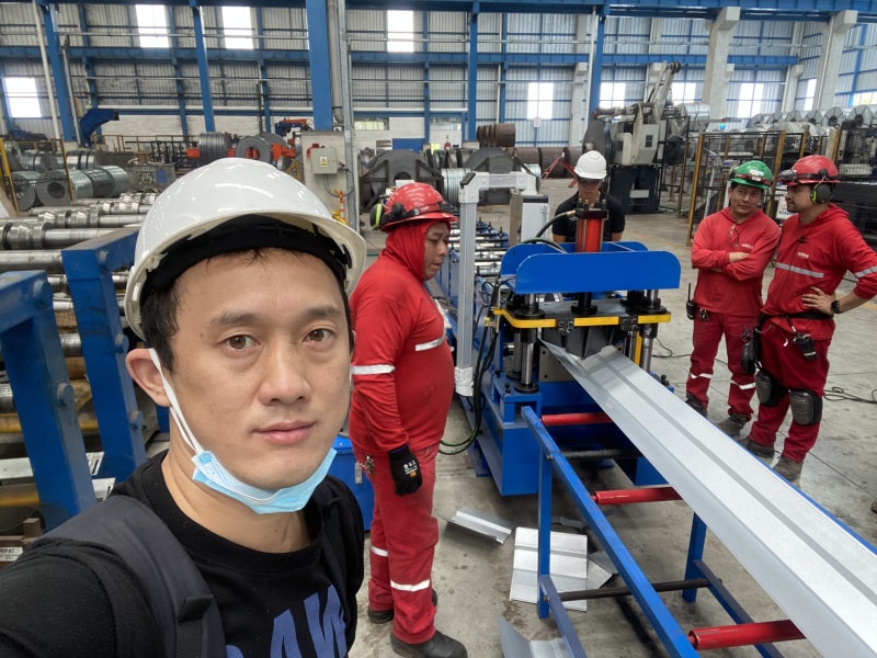 沧州新葡萄8883冷弯成型设备彩钢脊瓦机顺利抵达厄瓜多尔推动当地产业革新