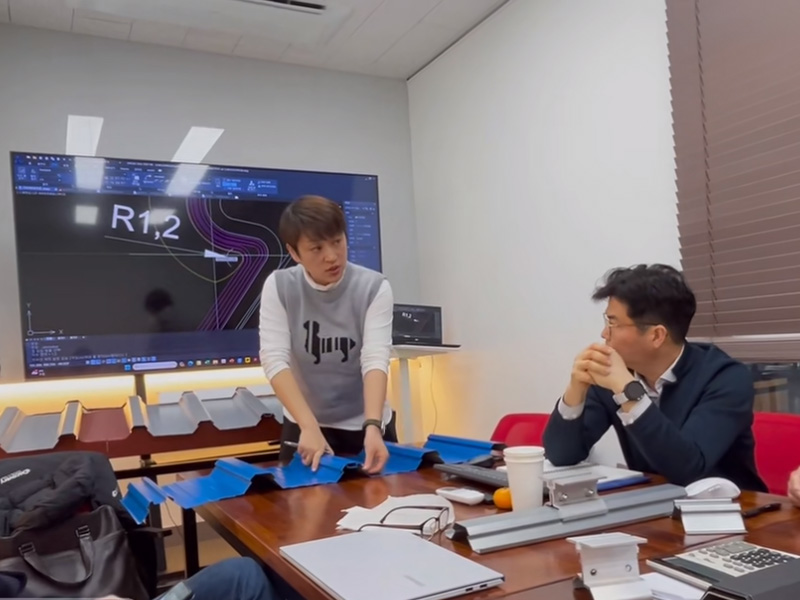 跳出 “内卷” 漩涡！新葡萄8883冷弯联合韩方研发光伏屋面板型，迈向绿色能源新时代