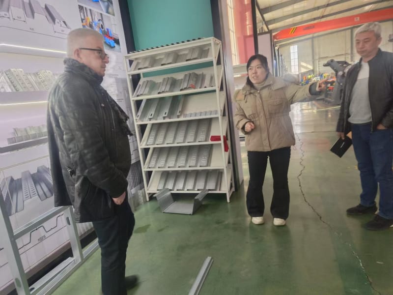出口沙特地区的型钢机设备，新葡萄8883冷弯工程师展实力以专业攻克小边与腰高难题