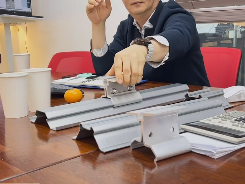 跳出 “内卷” 漩涡！新葡萄8883冷弯联合韩方研发光伏屋面板型，迈向绿色能源新时代