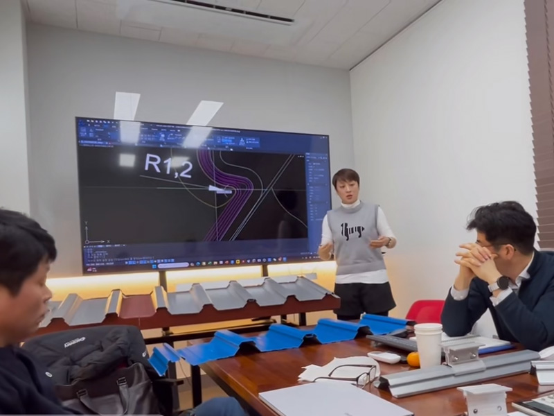 跳出 “内卷” 漩涡！新葡萄8883冷弯联合韩方研发光伏屋面板型，迈向绿色能源新时代